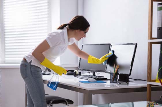women_cleaning_screen_t.jpg